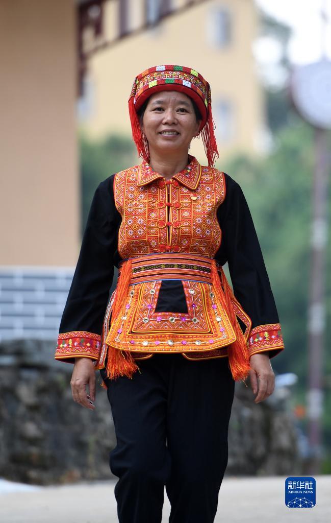　在廣西蒼梧縣六堡鎮(zhèn)山坪村，祝雪蘭走在村道上（2022年9月22日攝）。新華社記者 陸波岸 攝